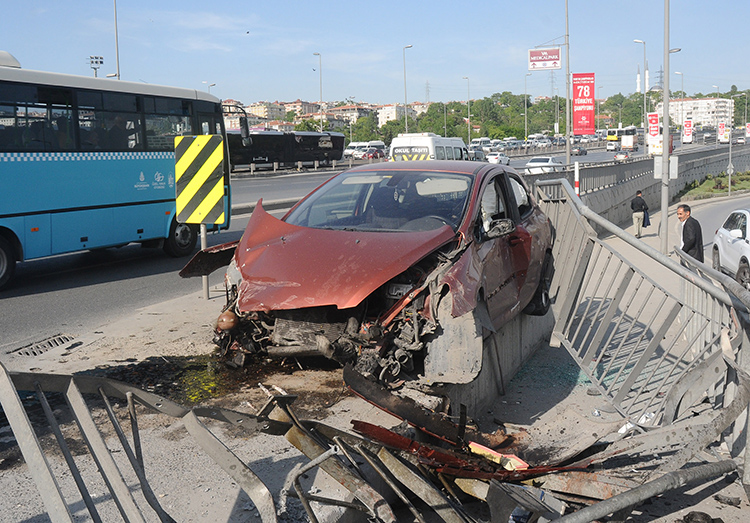 Kaza yapan kad�n s�r�c�n�n c�zdan�n� �ald�lar