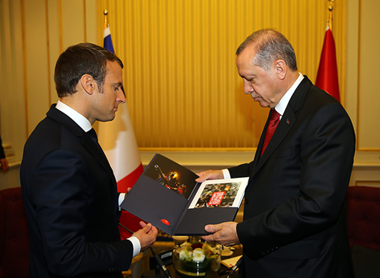 Cumhurbakan Erdoan, Fransa Cumhurbakan Macron'a '15 Temmuz Darbe Giriimi ve Milletin Zaferi' kitabn hediye etti