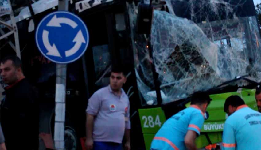 Adana'da belediye otobs yksek gerilim hatt direine arpt: 1 yaral