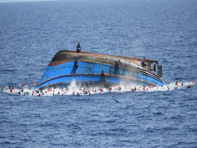 Akdeniz'de snmaclar tayan ahap tekne alabora oldu: 34 kii ld