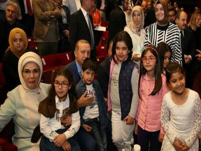 Cumhurbakan Erdoan'a ocuklarla birlikte 'zgrln Sesi- Bilal' isimli animasyon filmi izledi
