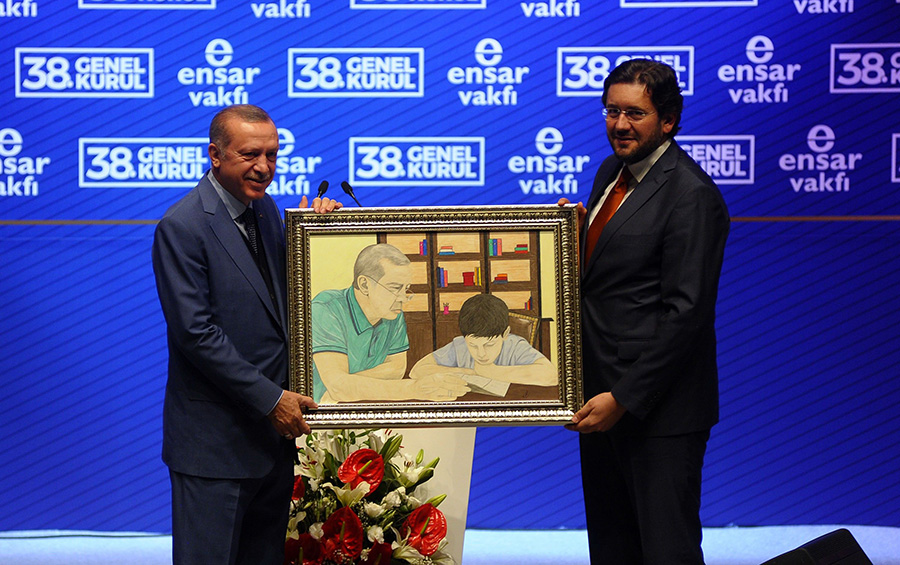 Torununa Kuran rettii ann tablosu hediye edilen Erdoan duyguland
