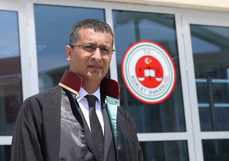 Cumhurbakan Erdoan'n avukat Ahmet zel: ''Kontroll darbe'' sz FET sanklarn rahatlatt