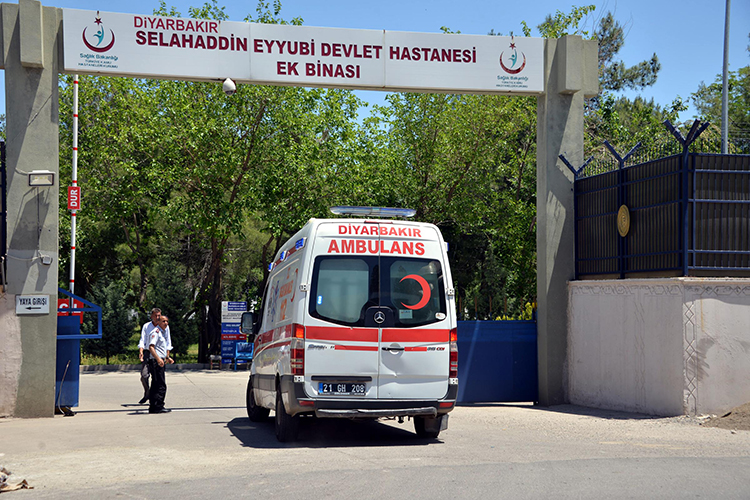 Diyarbakr'da terristlerle atma: 1 gvenlik korucumuz yaraland