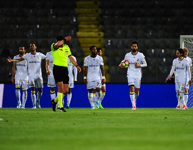 Fenerbah�e yerli futbolcular�ndan 'Feda' isteyecek