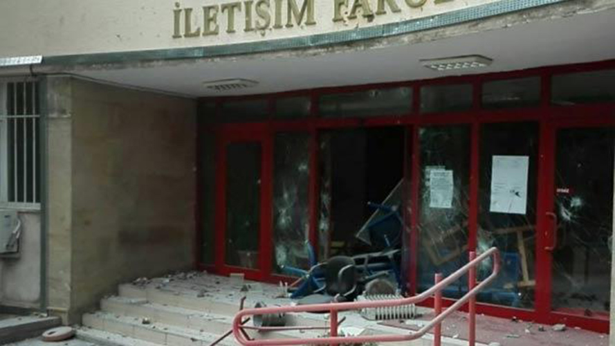 Ankara niversitesi'nde blc terr rgt yandalar Trk bayran indirmeye alt 