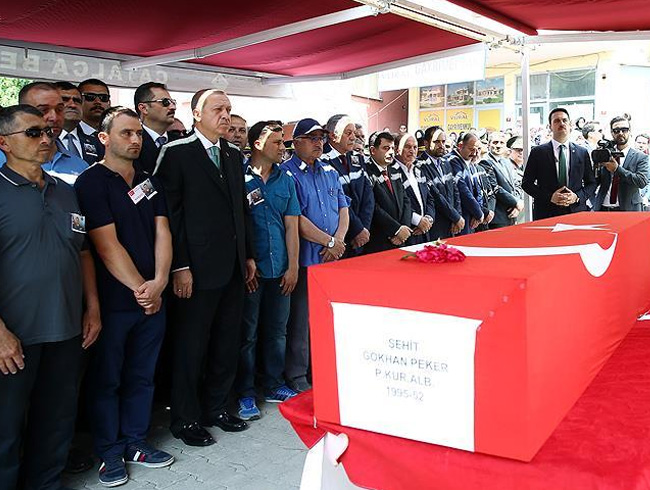 ehit Kurmay Albay Peker'in cenazesi topraa verildi