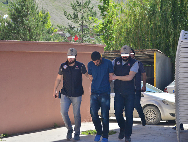 Hakkari'de teslim olan 2 PKK'l� ��kar�ld�klar� mahkemece tutukland�