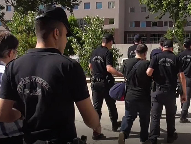 Yunanistan, snrda yakalad FET'cleri botla geri gnderdi