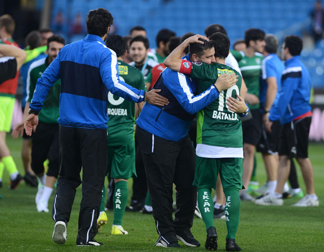 Deplasmanda Trabzonspor'u 2-1 ma�lup eden Bursaspor, ligde kalmay� ba�ard�