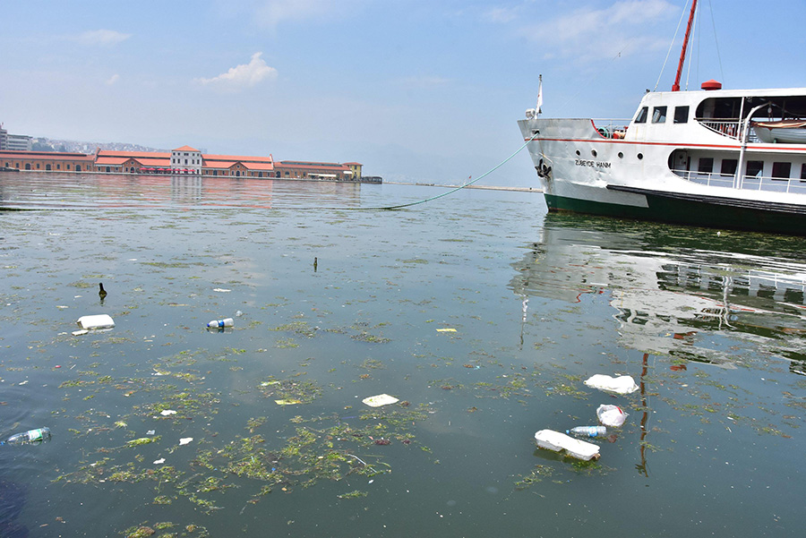 �zmir Kordon boyu pislik i�inde