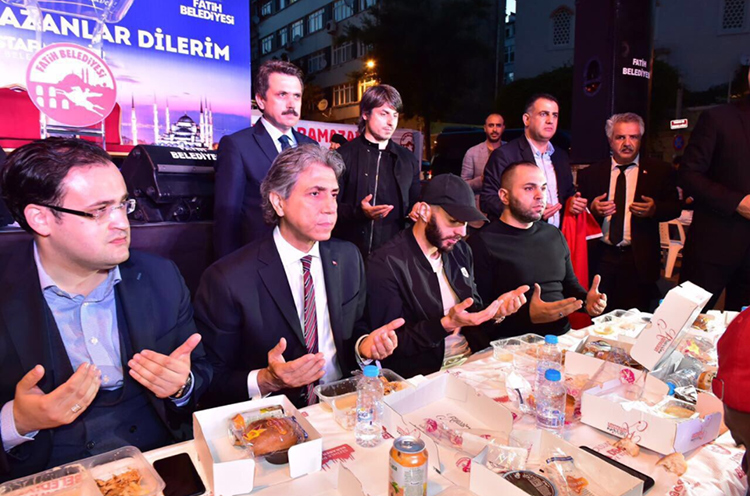 Dnyaca nl futbolcu Benzema, Fatih'te iftar programna katld