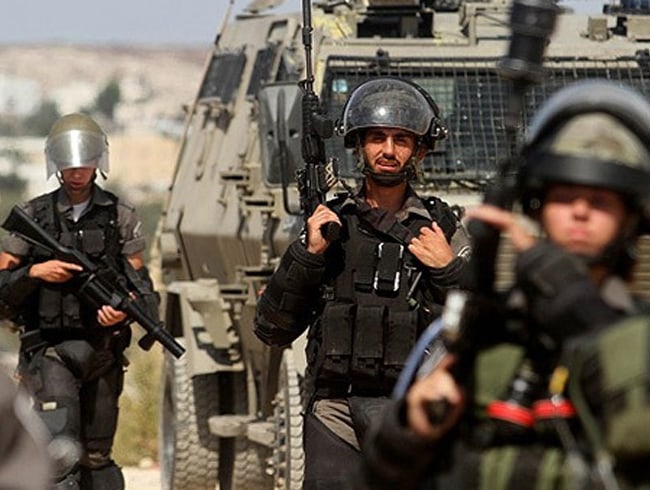 �srail askerleri evlere bask�n yaparak �ok say�da Filistinli'yi g�zalt�na ald�