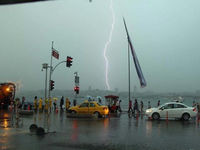 Meteoroloji'den �stanbul i�in �iddetli ya��� uyar�s�