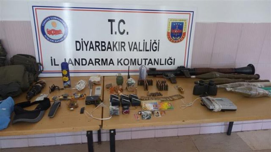 Diyarbak�r'da askerleri g�ren ter�ristler silahlar�n� b�rak�p ka�t�