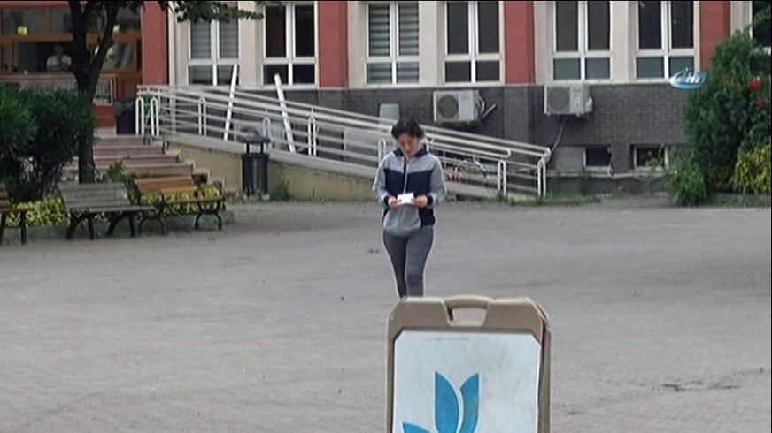 LYS'ye ge� kal�nca s�nav belgesini y�rt�p ��pe att�