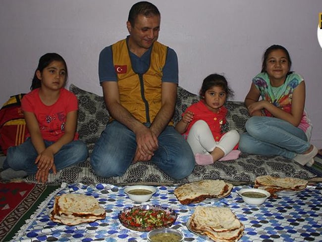 Suriyeli yetimlerle ayn� sofrada bulu�tular