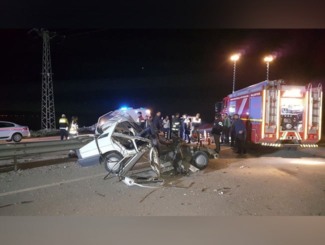 Kahramanmarata bariyerlere saplanan otomobil hurdaya dnd: 1 l