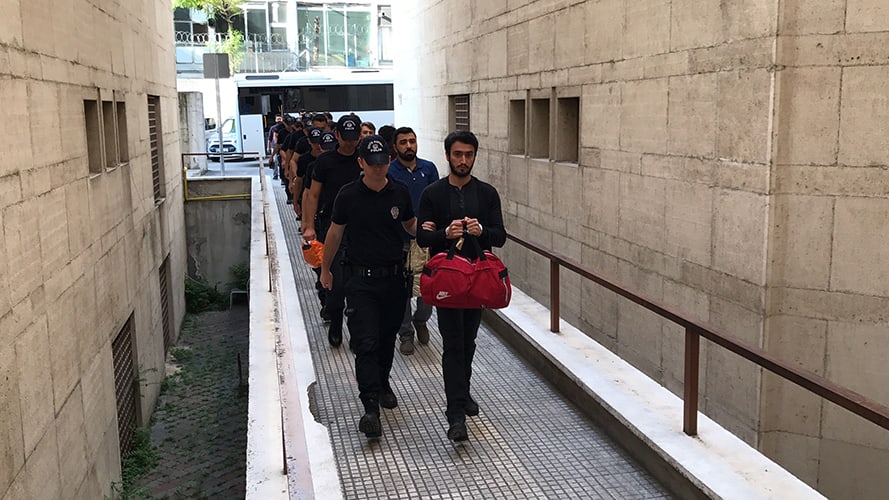 Bursa'da FET'nn 'gaybubet' evlerinden alnan 11 kii adliyeye sevk edildi