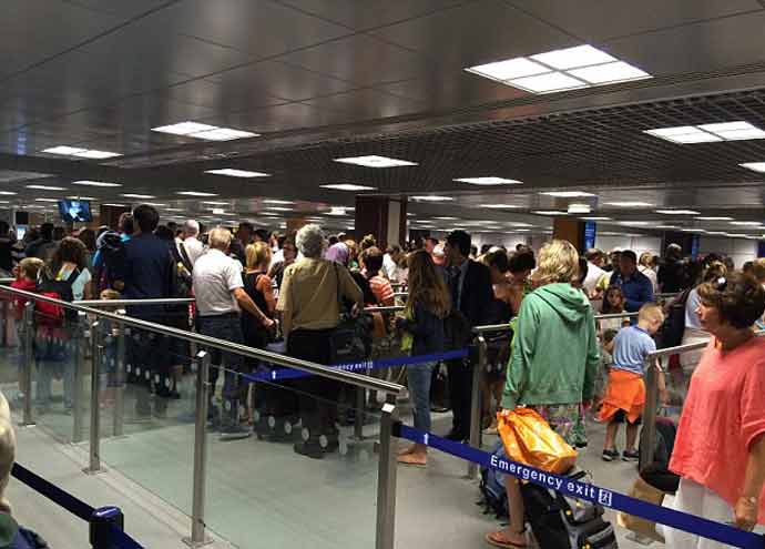 Manchester Havaliman��nda chek-in s�k�nt�s�