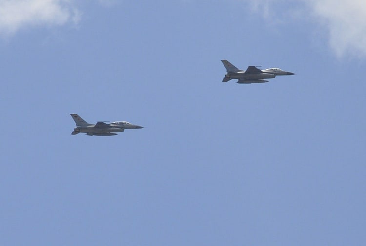 Amasya�da al�ak u�u� yapan 3 sava� u�a�� vatanda�lar� tedirgin etti