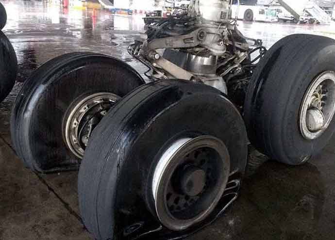 Air France ait A-380'in inite lastikleri patlad