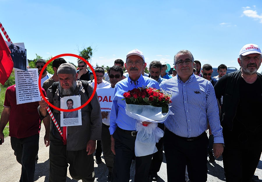 K�l��daro�lu darbecilerle kol kola y�r�yor