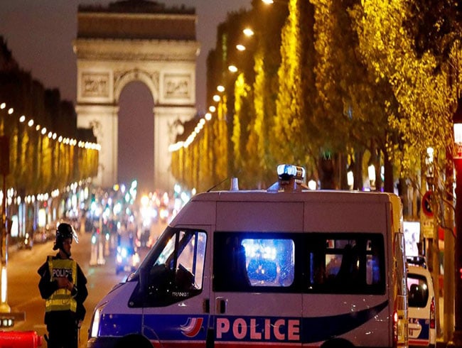 Paris'te jandarma aracna arpan zanlnn evinde patlayc  bulundu