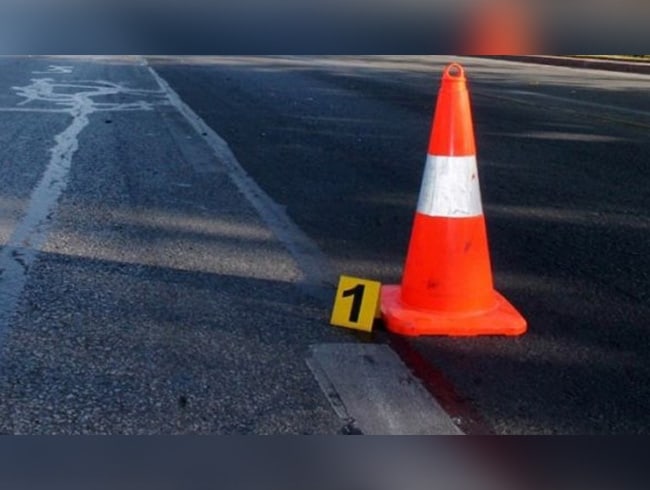 �zmir'de motosiklet bariyere �arpt�: 2 �l�