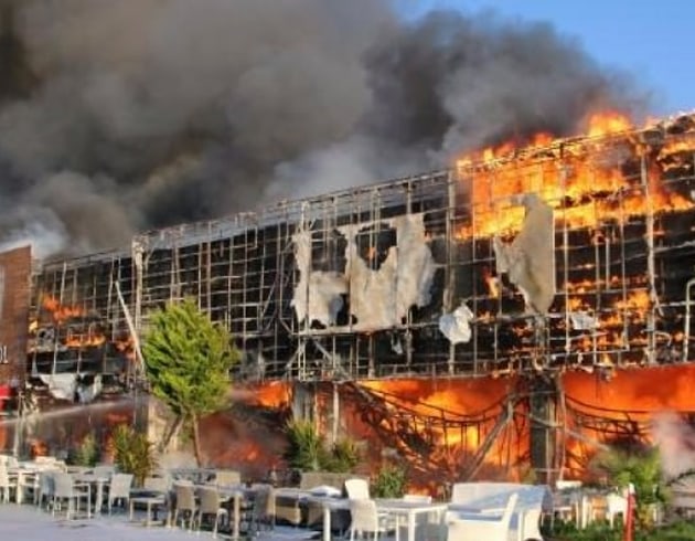 zmir'de bir AVM'de yangn kt