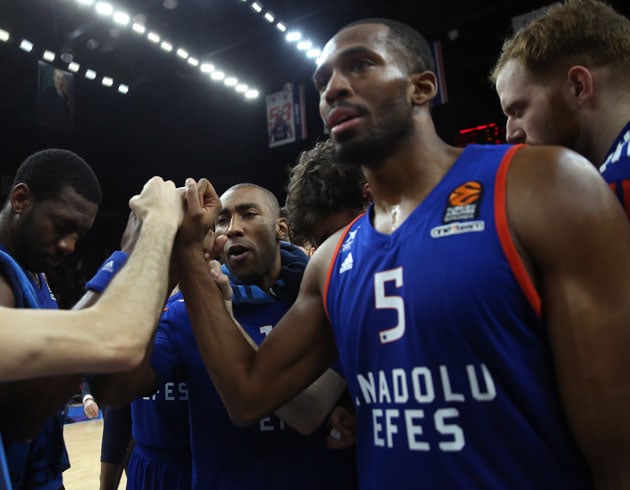 Anadolu Efes Derrick Brown ile 2 yllk szleme yeniledi