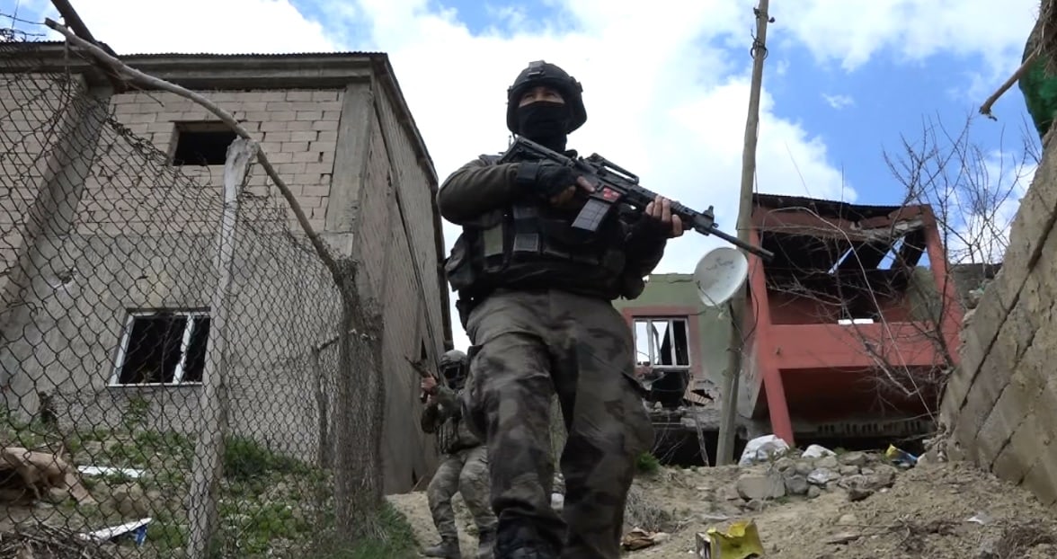 Diyarbak�r Lice'de ter�r �rg�t� PKK'ya ait el yap�m� patlay�c� madde yap�m�nda kullan�lan malzemeler bulundu