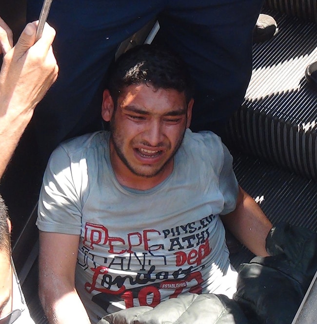 Taksim Meydan'nda kolu yryen merdivene skan genci itfaiye kurtard