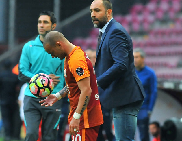 Wesley Sneijder'in menajeri Galatasarayl yneticilerle masaya oturdu