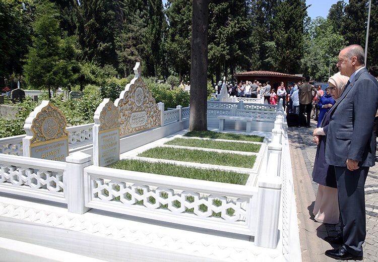 Cumhurbakan Erdoan mezar ziyaretlerinde bulundu