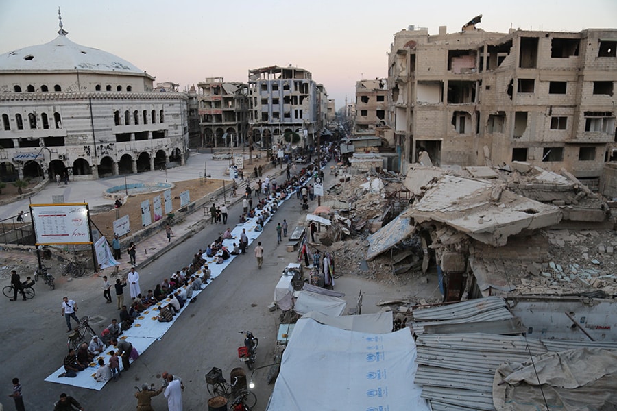 Suriye'de 1 kilometrelik iftar sofras�