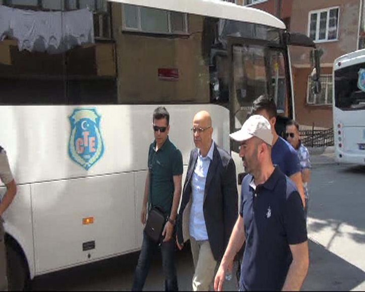 Enis Berberolu kaynpederinin evine getirildi