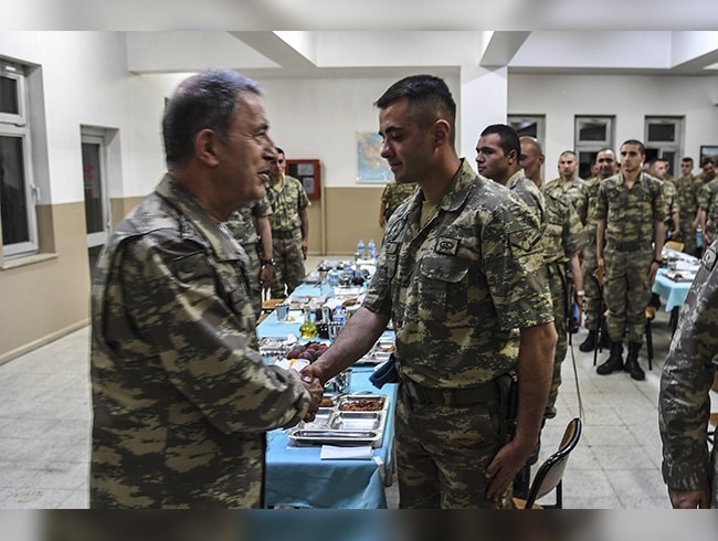 Org. Hulusi Akar ve kuvvet komutanlar, Siirt'teki 3. Komando Tugay Komutan Yardmcln ziyaret etti