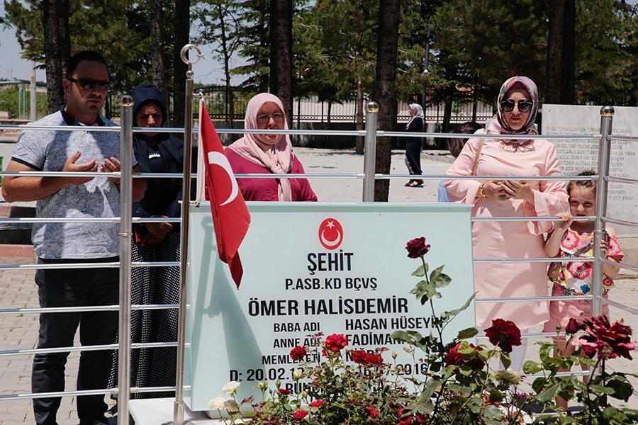 ehit Halisdemir'in kabrine bayram ziyareti
