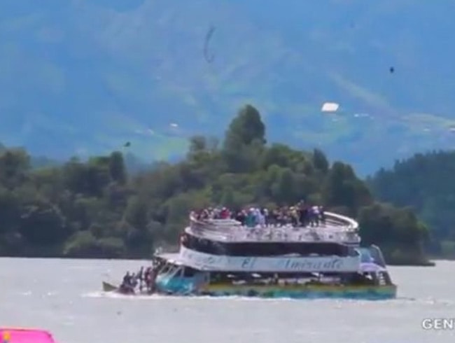 Kolombiya'da 150 kii tayan turist teknesi batt