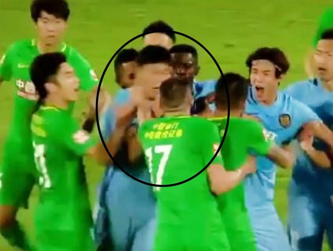 Burak Ylmaz Jiangsu Suning manda rakip futbolcuya tokat att ve krmz kart grd
