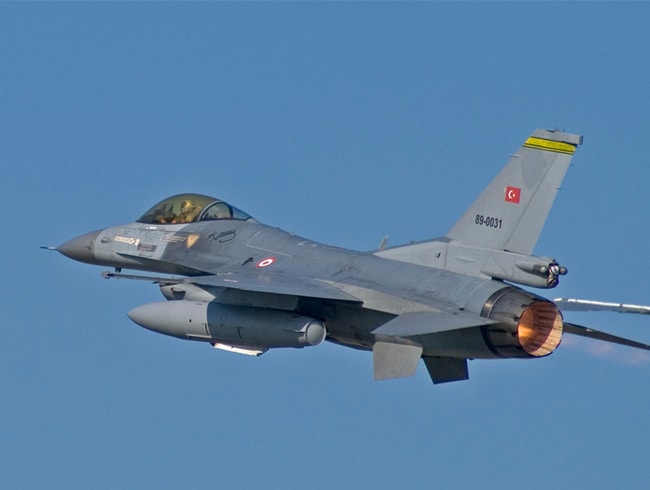 F-16'lar Kuzey Irak'taki Metina blgesine hava harekat dzenledi