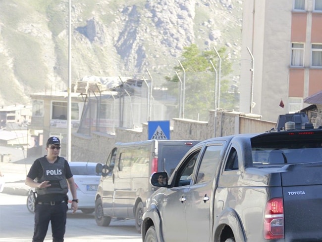 Hakkari krsalnda terr rgtne ynelik operasyonda bir polis ehit oldu