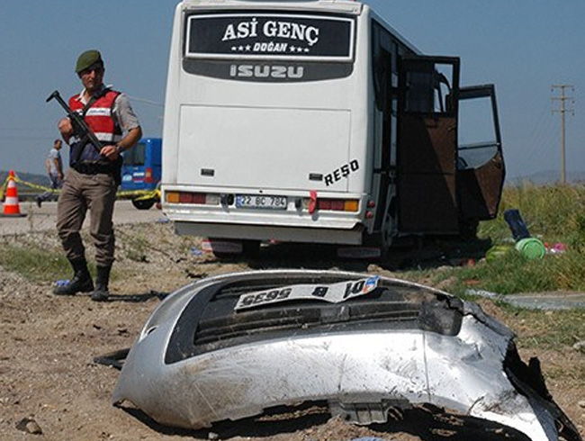 Adana'da iileri tayan midibsn kaza yapmas sonucu 1 kii ld 11 kii yaraland