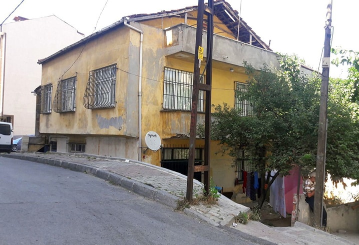 Gaziosmanpa�a'da vah�et! Annesinin ba��n� ta�la ezerek �ld�rd�