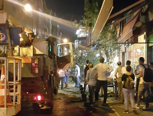 Kad�k�y'de a�a� devrildi: 3 yaral� 