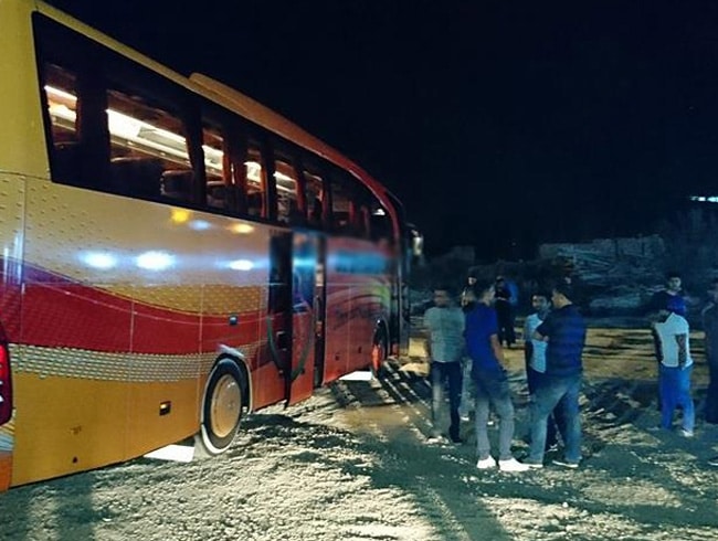 Otob�s�n bagaj�ndaki dinlenme b�l�m�nden yola savrulan �of�r �ld�