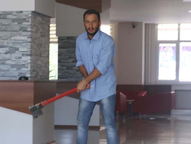 l mftlk binasna giren baltal saldrgan, zel harekat polisleri tarafndan etkisiz hale getirdi