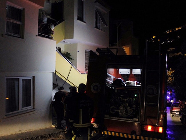 Buzdolab� patlayan evde yang�n pani�i