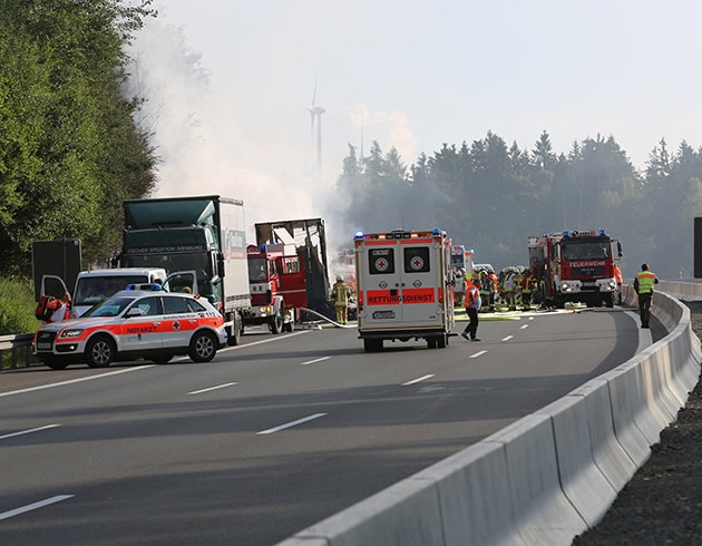 Almanya'da TIR ile yolcu otobs arpt
